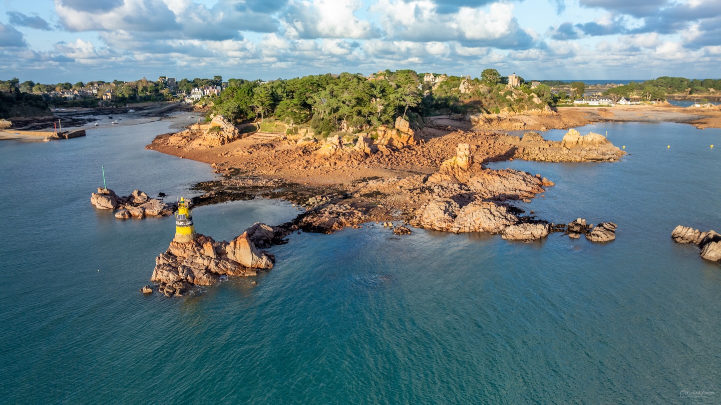 À l’entrée du port du bréhat, la mer s’engouffre entre les rochers comme un souffle brut et vivant.
Un passage étroit, chargé de caractère, où la lumière joue avec les reliefs et raconte l’âme du littoral breton. #bréhat #ilebretonne #bretagne