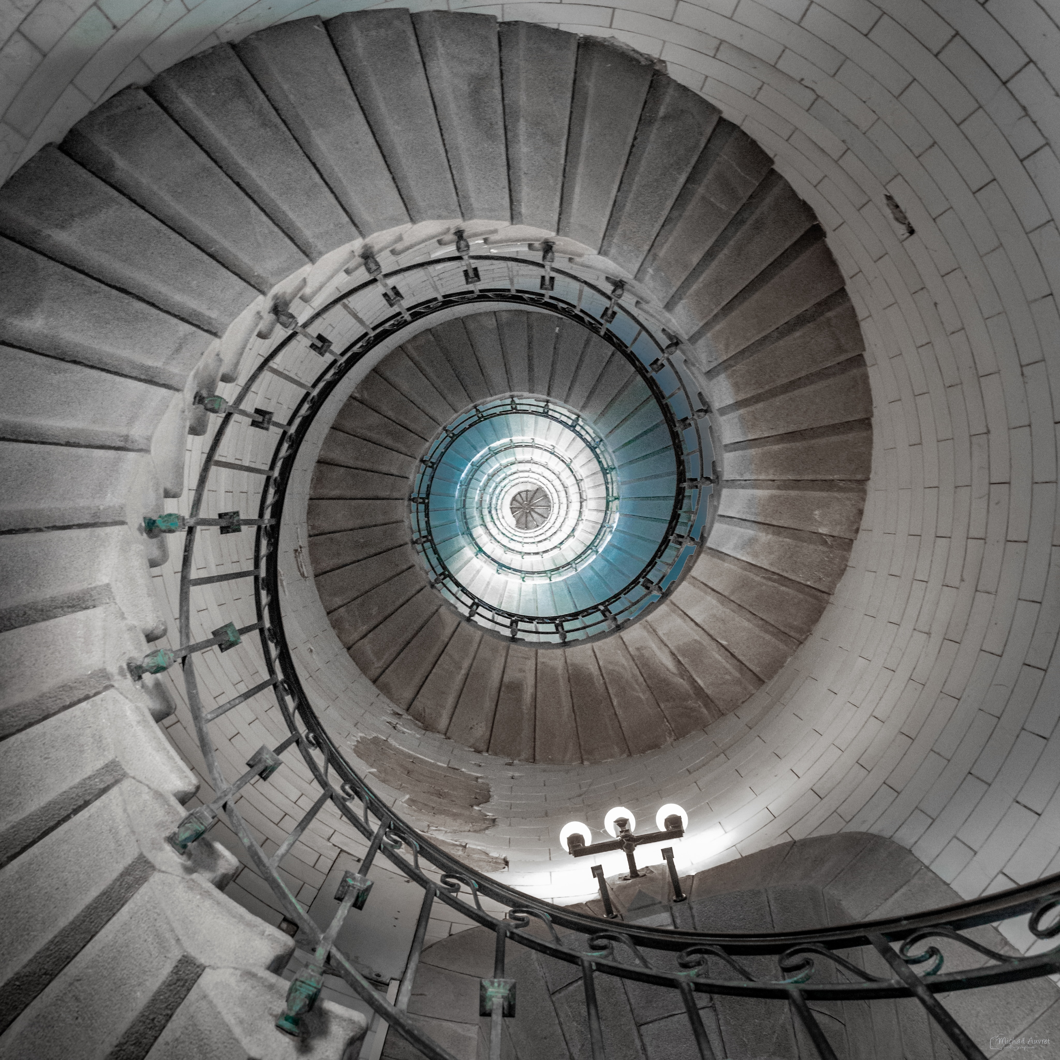 Quand on est tout en bas, le phare d’Eckmühl donne presque l’impression d’être une illusion.

Les marches semblent tourner sans fin, les lignes se répètent d’une manière impeccable, et le noir et blanc ne fait qu’accentuer ce côté très graphique.

C’est un endroit vraiment impressionnant à découvrir en vrai, aussi bien pour son architecture que pour la sensation que l’on a quand on lève les yeux.

#pharedeckmühl #NoirEtBlanc #Bretagne #GalerieMalouine