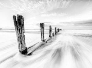 Photo en pose longue sur la plage du Sillon à Saint-Malo au coucher du soleil, noir et blanc, photographie marine bretonne.