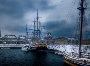 Saint-Malo neige Intra-Muros bateau corsaire