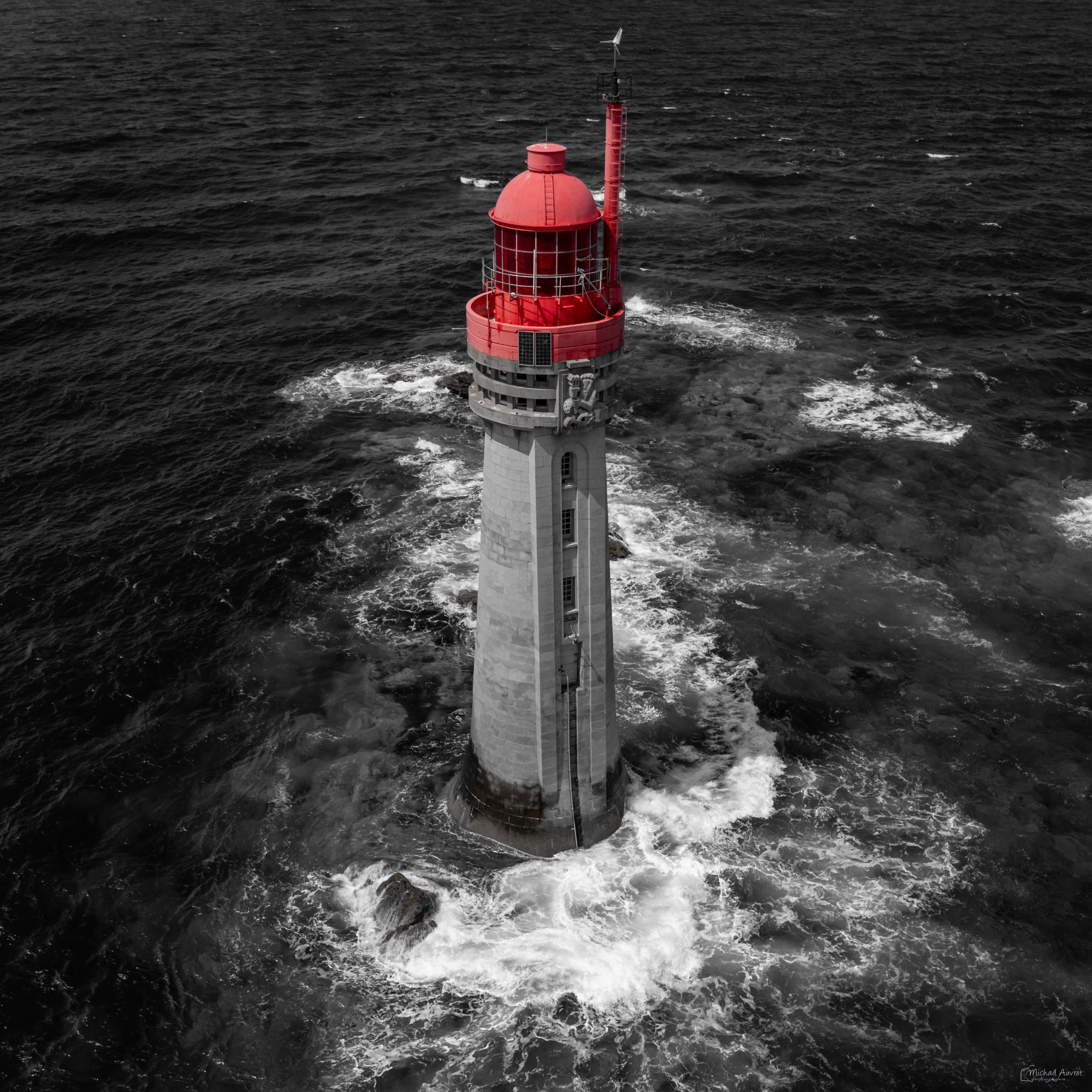 Dans l’immensité sombre de la mer,
un éclat rouge veille sur Saint-Malo.

Le phare du Grand Jardin, solitaire face aux marées,
résiste au temps, au vent et aux tempêtes.

Une présence presque irréelle…
comme une balise entre deux mondes.

📍 Saint-Malo – Bretagne
📸 Photographie d’art

Si cette image vous transporte en mer,
abonnez-vous pour découvrir la Bretagne autrement.