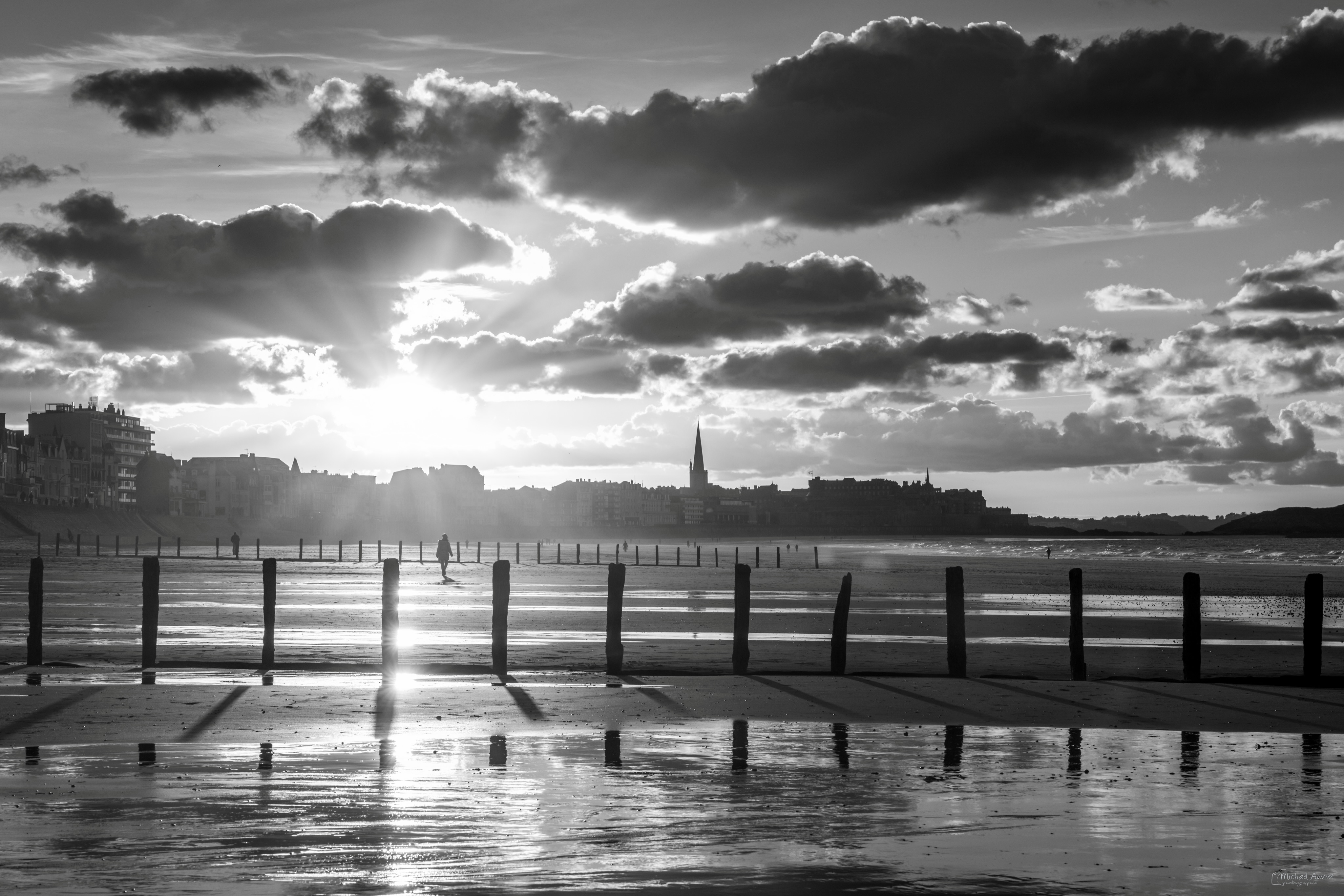 Il y a des moments où Saint-Malo devient presque irréelle.
La lumière traverse les nuages, le sable reflète le ciel, et tout semble suspendu. On avance doucement, comme si le temps avait décidé de ralentir.
Ici, chaque pas raconte quelque chose… entre #mer et #lumiere, au cœur de la #bretagne 
Et sans vraiment savoir pourquoi, on y revient toujours. #saintmalo #cotedemeraude