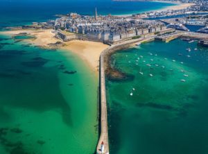 Le Môle des Noires et vue sur Intra-Muros à Saint-Malo, photographie marine bretonne.