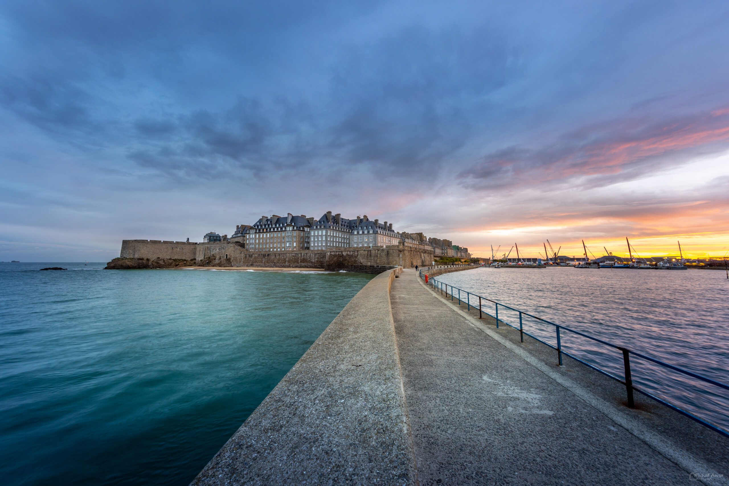 Lever sur le mole Lever de soleil sur le Môle des Noires et la cité corsaire de Saint-Malo, photographie marine bretonne.