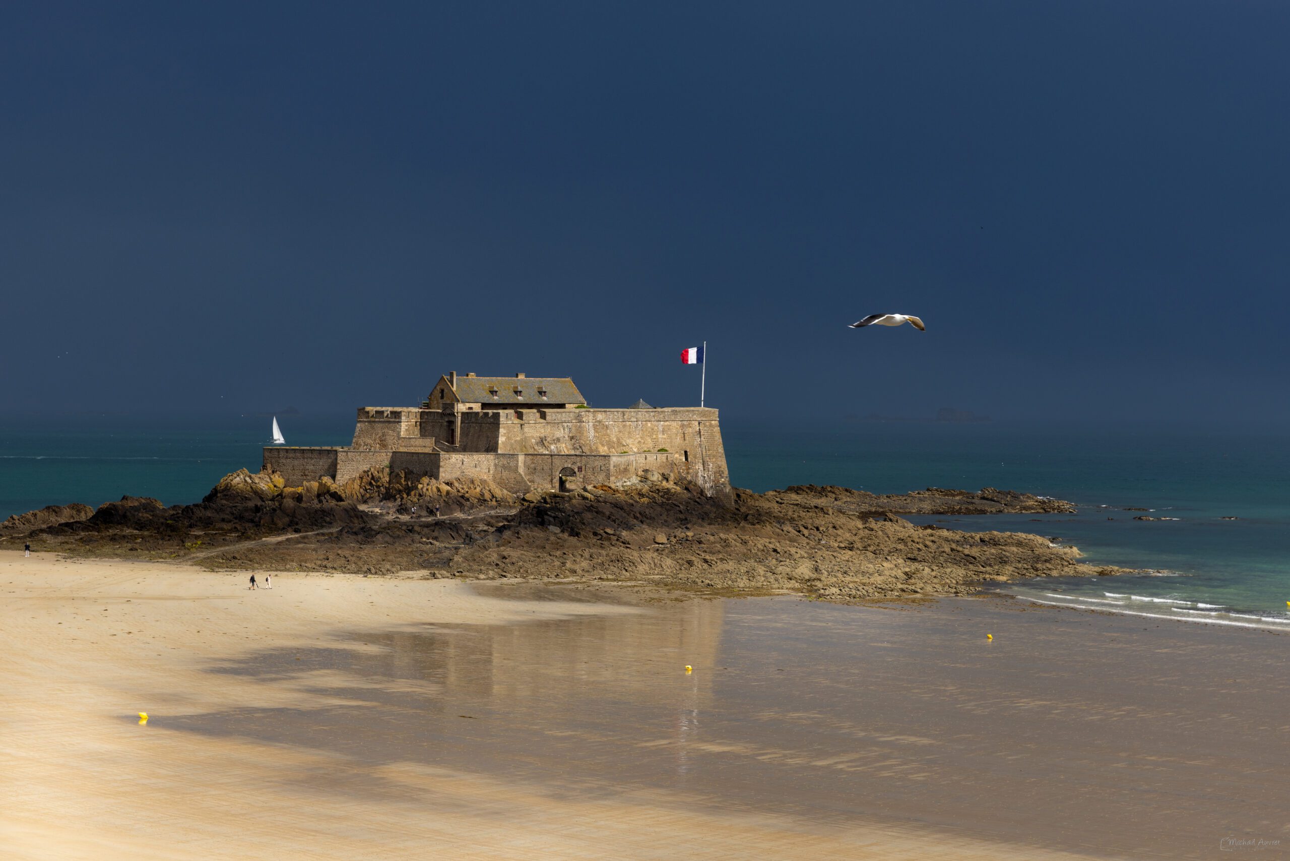 Jour d’orage sur le Fort National à Saint-Malo, photographie marine bretonne capturant l’atmosphère dramatique.