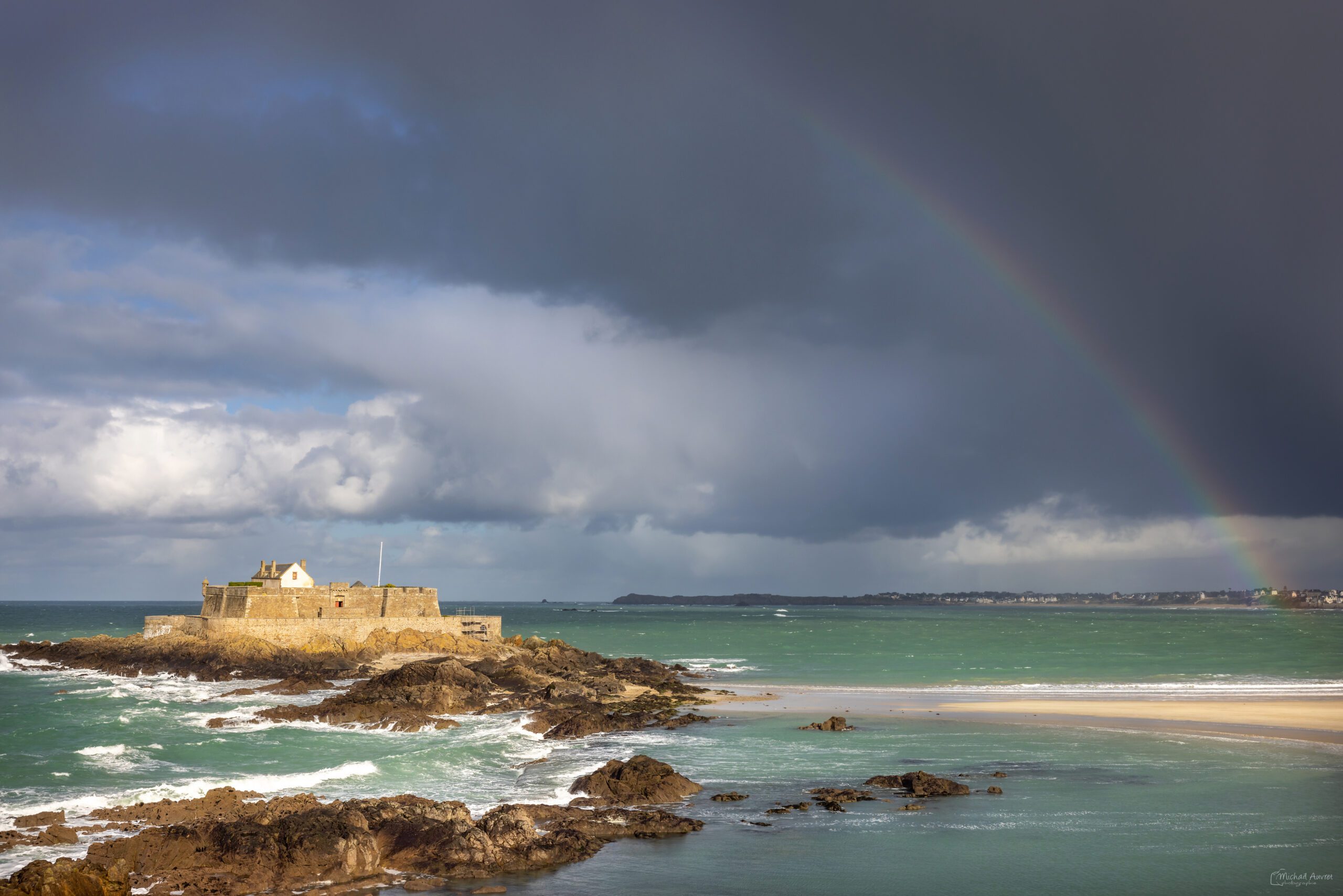 Jour d’orage sur le Fort National à Saint-Malo, photographie marine bretonne capturant l’atmosphère dramatique.