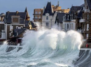Déferlantes de vagues impressionnantes sur la plage du Sillon à Saint-Malo, photographie marine bretonne.