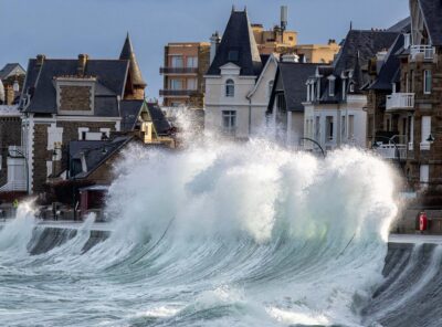 Déferlantes de vagues impressionnantes sur la plage du Sillon à Saint-Malo, photographie marine bretonne.