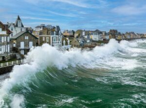 Déferlante de vagues lors d’une tempête et grande marée sur la plage du Sillon à Saint-Malo, photographie marine bretonne.