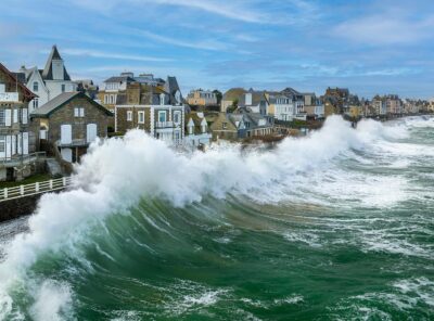 Déferlante de vagues lors d’une tempête et grande marée sur la plage du Sillon à Saint-Malo, photographie marine bretonne.