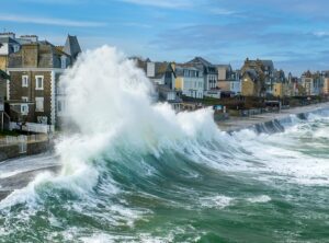 Grande marée et tempête sur la plage du Sillon à Saint-Malo, photographie marine bretonne capturant la puissance de l’océan.