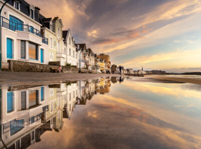 Reflets du coucher de soleil sur la plage du Sillon à Saint-Malo, photographie de paysage marin breton.
