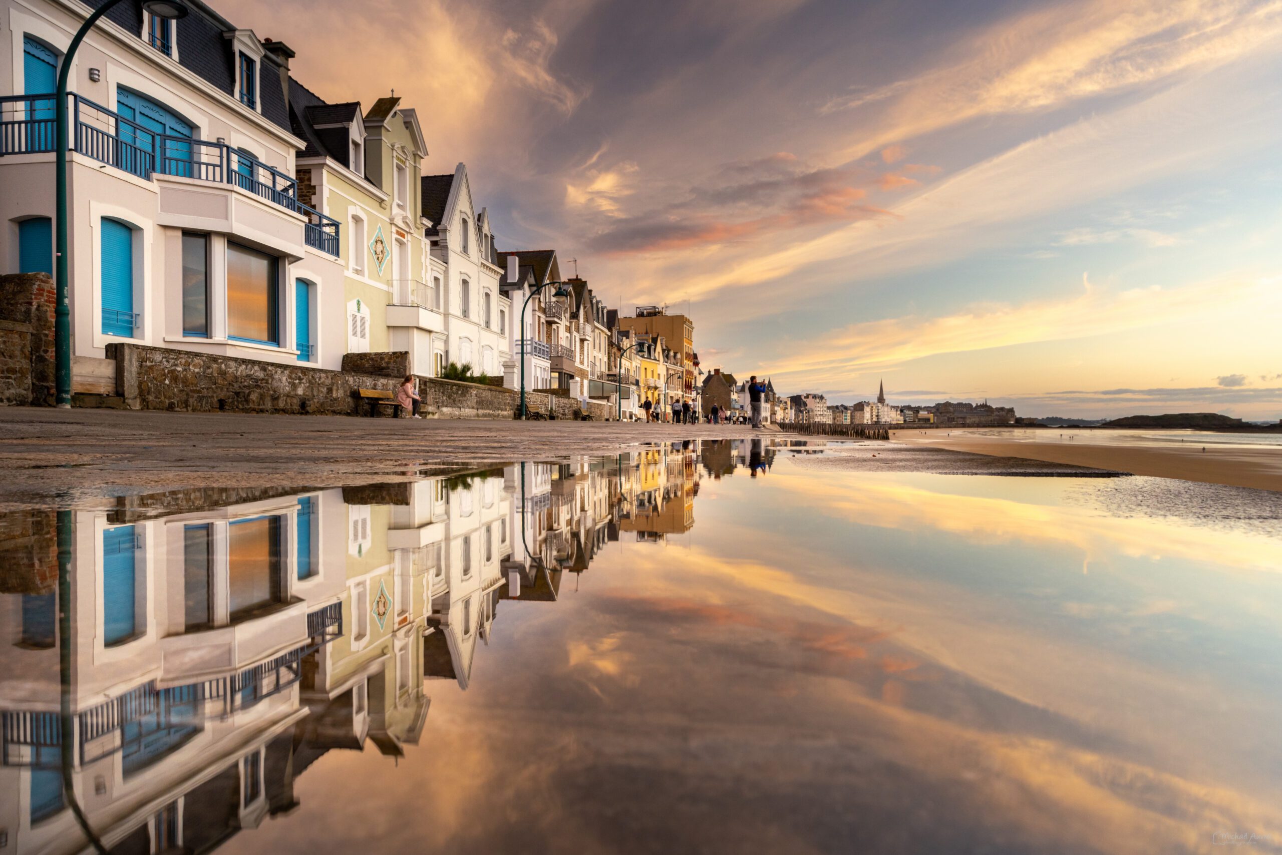 Reflets du coucher de soleil sur la plage du Sillon à Saint-Malo, photographie de paysage marin breton.