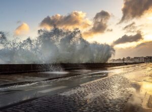 Photographie d’art représentant une série de vagues sur la digue du Sillon à Saint-Malo, œuvre de la Galerie Malouine.