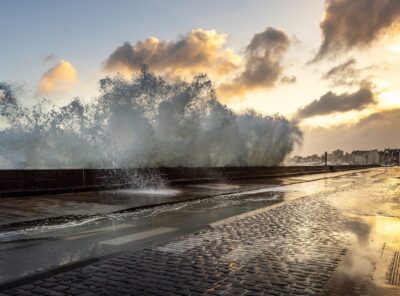 Photographie d’art représentant une série de vagues sur la digue du Sillon à Saint-Malo, œuvre de la Galerie Malouine.