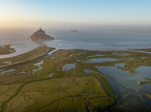 mont saint michel vue du ciel marée d'équinoxe