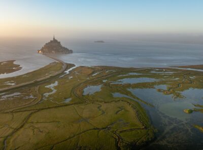 mont saint michel vue du ciel marée d'équinoxe