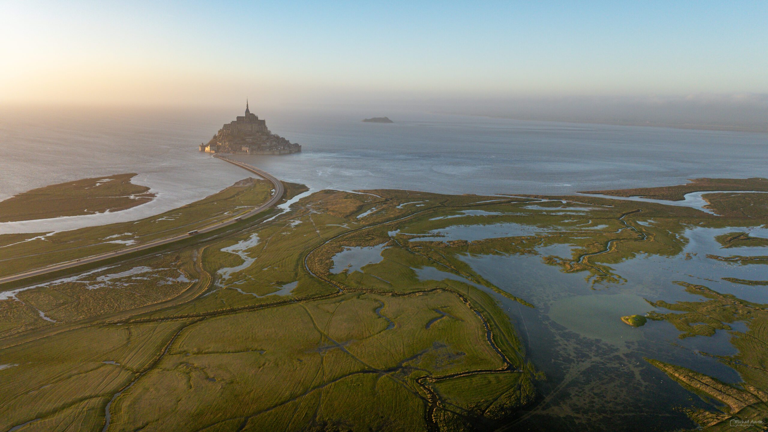 l'ile retrouvée mont saint michel vue du ciel marée d'équinoxe