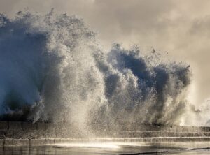Série de vagues impressionnantes sur la digue du Sillon à Saint‑Malo