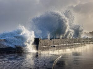 Série de vagues impressionnantes s’écrasant sur la digue du Sillon à Saint-Malo, photographie marine bretonne.