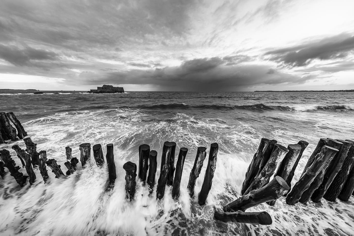 Le Fort National à Saint-Malo, premier assailli par la houle, photographie marine bretonne.