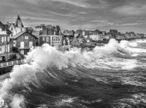 Déferlante de vagues lors d’une tempête et grande marée sur la plage du Sillon à Saint-Malo, photographie marine