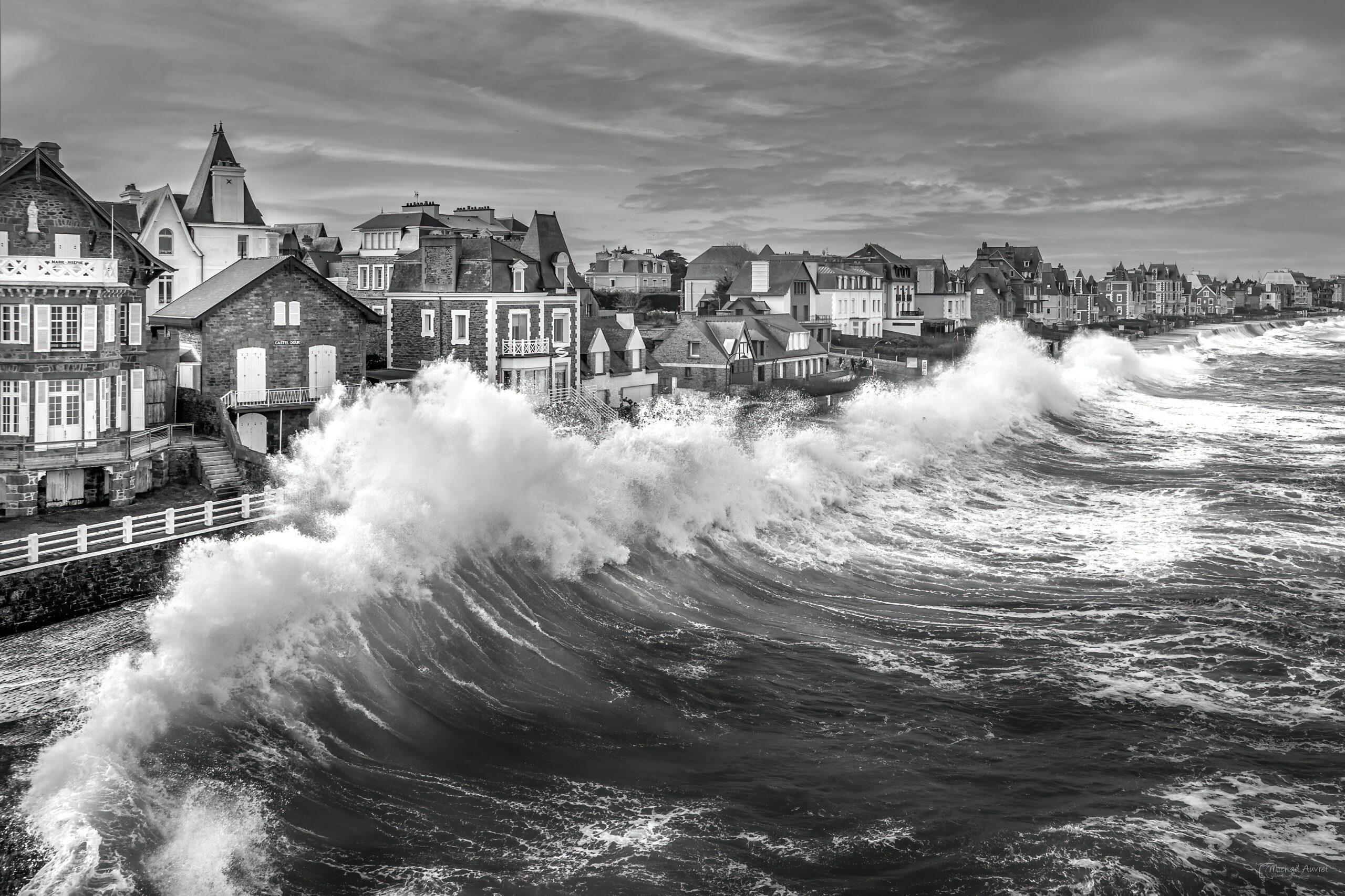 Déferlante de vagues lors d’une tempête et grande marée sur la plage du Sillon à Saint-Malo, photographie marine