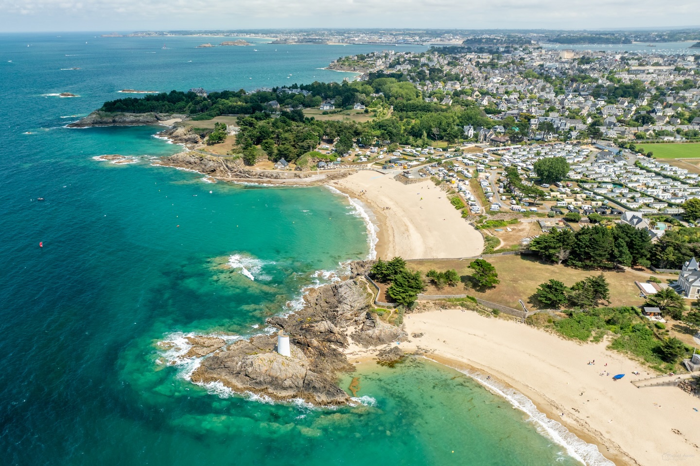 🌊✨ Dinard comme vous ne l’avez jamais vue

Depuis le ciel, la Côte d’Émeraude révèle ses secrets :
des eaux turquoise, des plages ourlées de sable clair,
et cette lumière bretonne qui fait oublier qu’on est en France…

📍 Ici, chaque crique raconte l’été.
📸 Ici, la mer dessine le paysage.
🚁 Ici, Dinard se dévoile autrement.

👉 Dis-moi en commentaire : tu préfères la Bretagne vue de la plage… ou vue du ciel ?