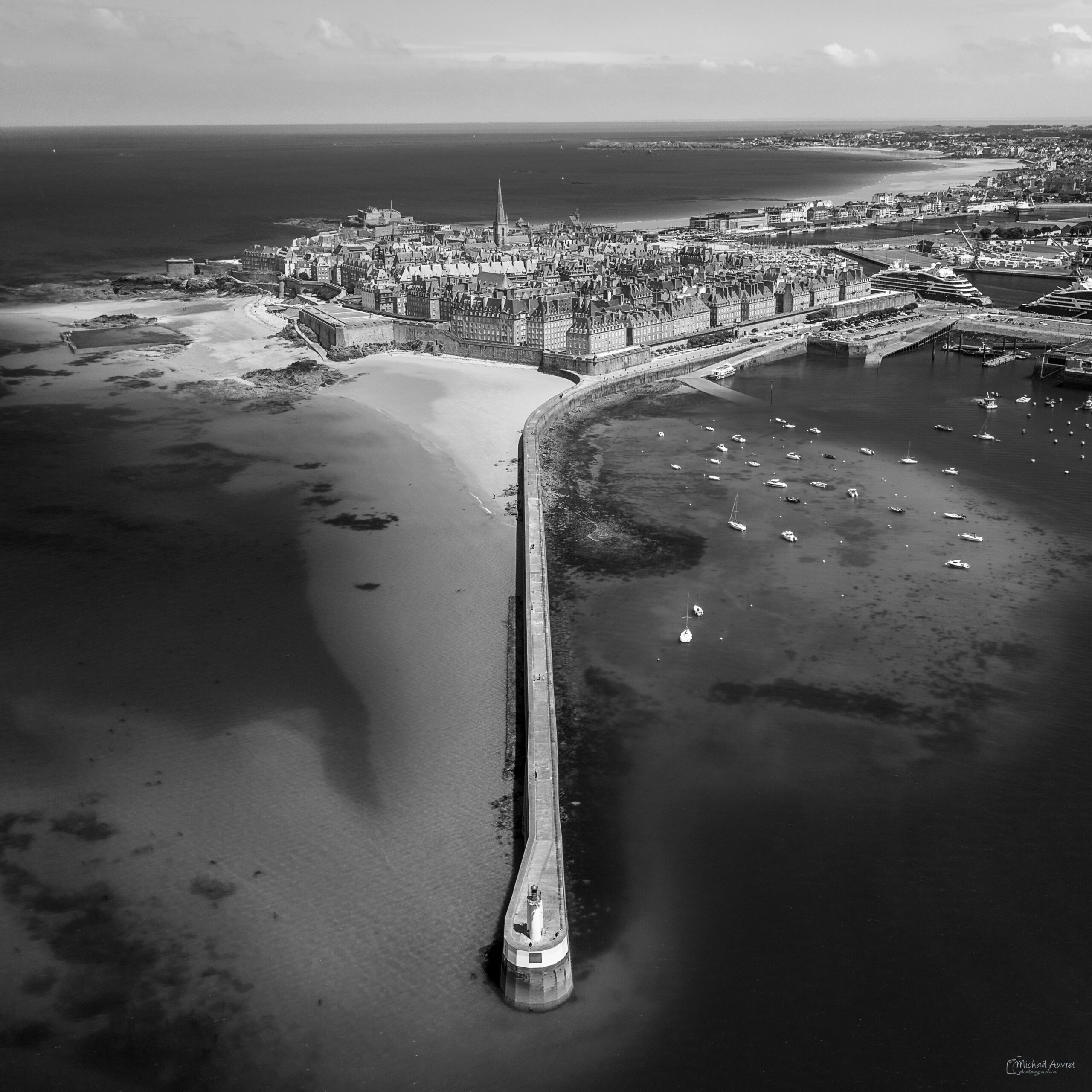 Saint-Malo comme suspendue entre deux mondes.
Le silence des marées.
La force du granit.
Et cette ligne infinie qui guide le regard jusqu’au cœur de la cité corsaire.

En noir et blanc, la ville révèle une autre âme : plus brute, plus intemporelle… presque cinématographique.
Une vision de Saint-Malo où chaque pierre raconte une histoire de tempêtes, de marins et de liberté.

📍 Saint-Malo, Bretagne
📷 Vue aérienne réalisée au-dessus de la cité corsaire.

Et vous…
avez-vous déjà vu Saint-Malo sous cet angle ? ⚓️ #saintmalo #bretagne #blackandwhitephotography  cotedemeraude illeetvilaine